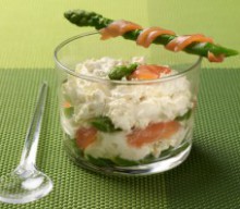 Verrine crabe-asperges au saumon fumé et son gressin d’asperge